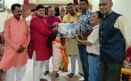 पार्टी के साधारण कार्यकर्ता के घर भोजन करने पहुंचे प्रभारी मंत्री दिलीप अहिरवार  कार्यकर्ताओं ने की चंदास नदी बरमघाट में पुल की मांग