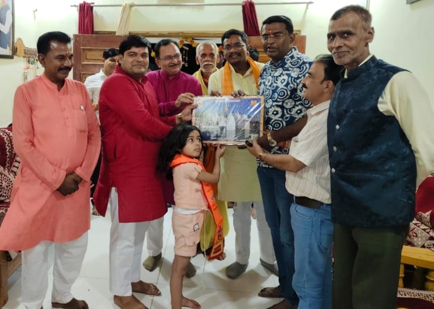पार्टी के साधारण कार्यकर्ता के घर भोजन करने पहुंचे प्रभारी मंत्री दिलीप अहिरवार कार्यकर्ताओं ने की चंदास नदी बरमघाट में पुल की मांग