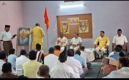 संघ की शाखा से व्यक्ति का होता है शारीरिक, मानसिक, आध्यात्मिक विकास --  दीपक नामदेव  संघ कार्यालय में ध्वज वंदना के साथ गुरुपूजन समर्पण संपन्न